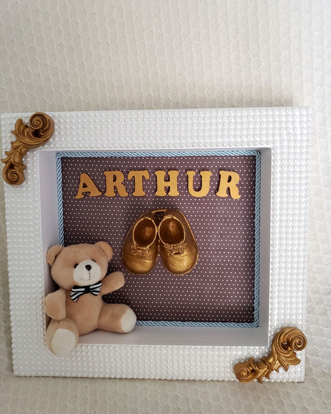 Quadro Arthur — sapatinho dourado moldado e pintado a pincel, com ornamentos em ouro velho